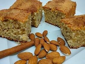 Coca de crema y almendras